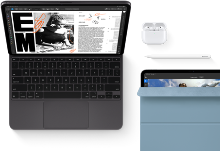 iPad Pro připojený k Magic Keyboardu, pohled zepředu, vesmírně černá barva, zaoblené rohy, černý rámeček displeje, otevřený, na displeji se zobrazuje aplikace na úpravy článků s textem a fotkou ženy hrající hudbu, AirPods 4 v otevřeném pouzdru, modré Smart Folio na iPadu Pro s Apple Pencilem připnutým k horní straně zařízení, pootevřený kryt odhalující displej